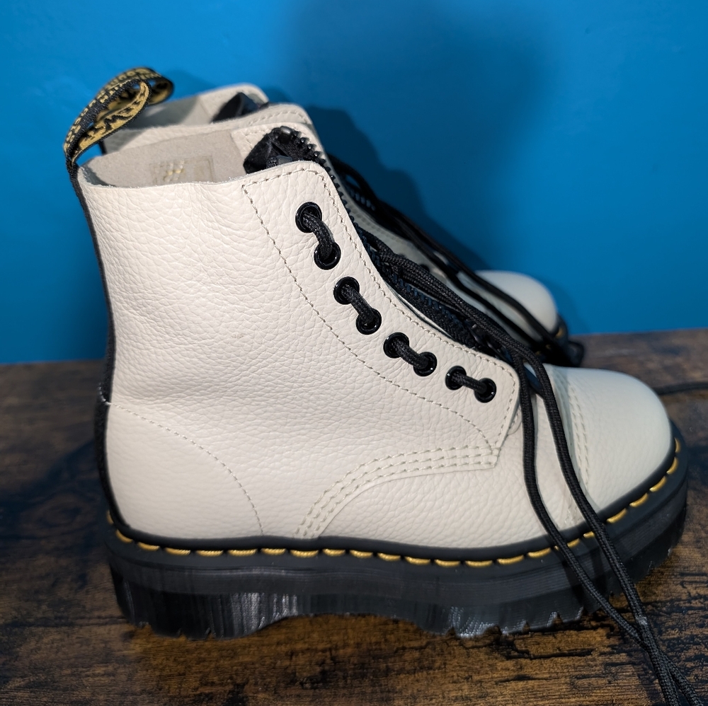 Dr. Martens Sinclair Platform Boot Size 7, Parchment